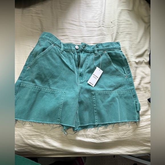 Teal/ green cargo shorts. Very soft and great for summer. Size medium - Picture 2 of 3